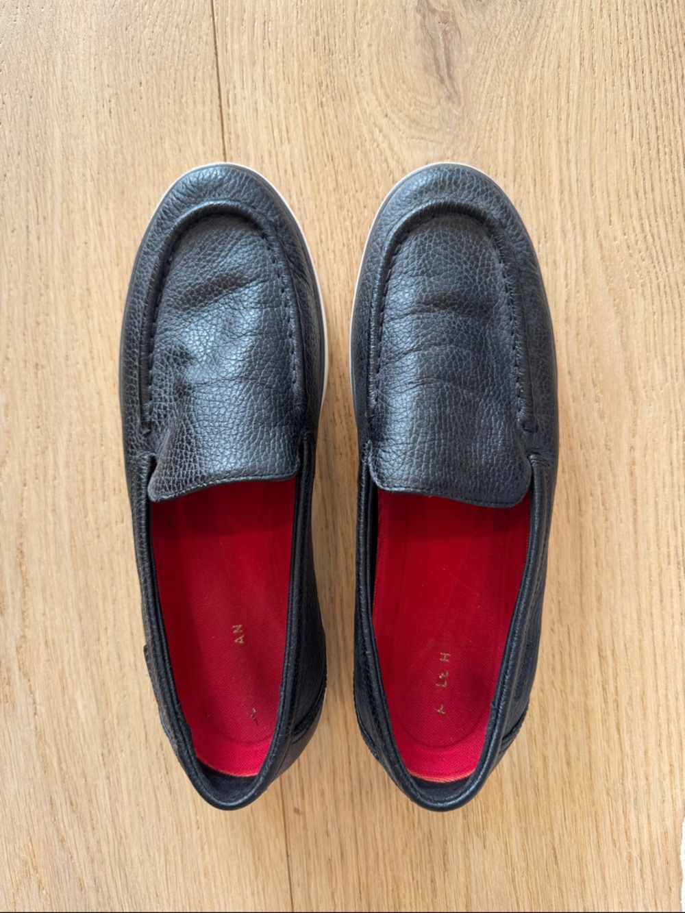 COLE HAAN! NEVER WORN! Women’s Black LEATHER Slip-On Loafers with Red Insole.